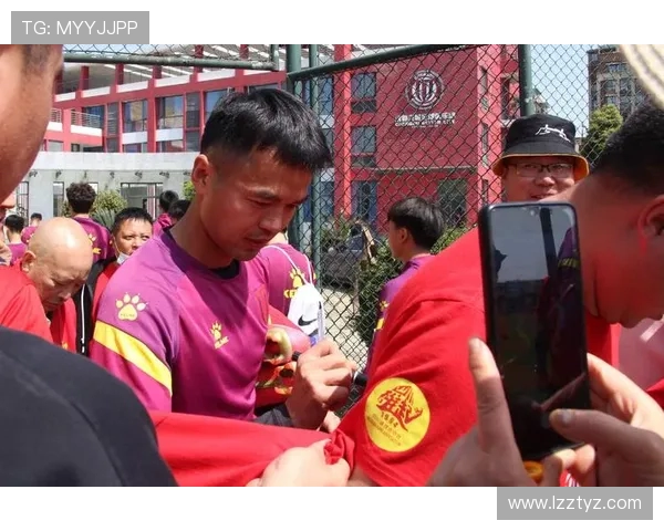 成都篮球队比赛经验引发热议球迷对战术选择和球员表现展开激烈讨论